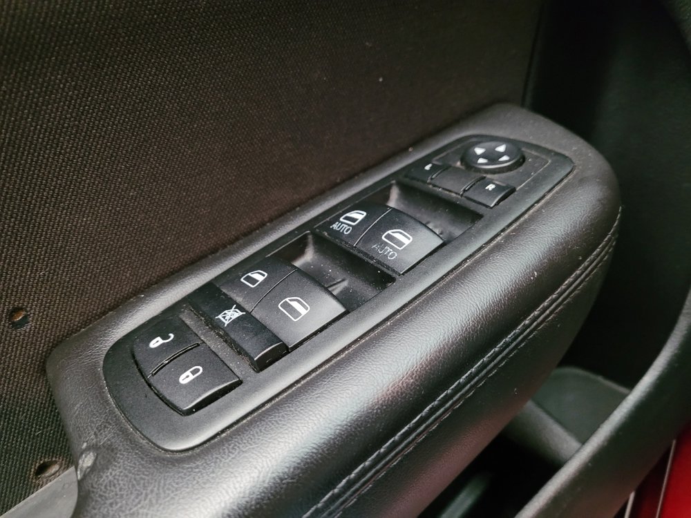 Used 2015 Chrysler 200 Limited FWD image 27