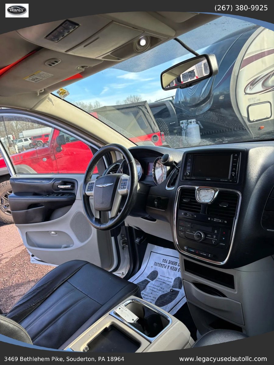 Used 2016 Chrysler Town & Country Touring FWD image 72