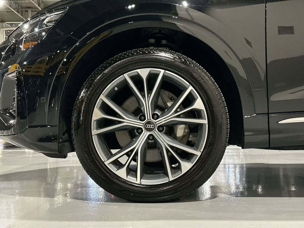 Used 2025 Audi Q8 Premium image 5