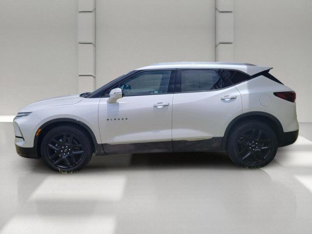 Used 2023 Chevrolet Blazer Premier w/ Driver Confidence II Package FWD image 4