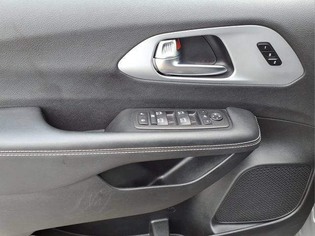Used 2025 Chrysler Pacifica Limited FWD image 10