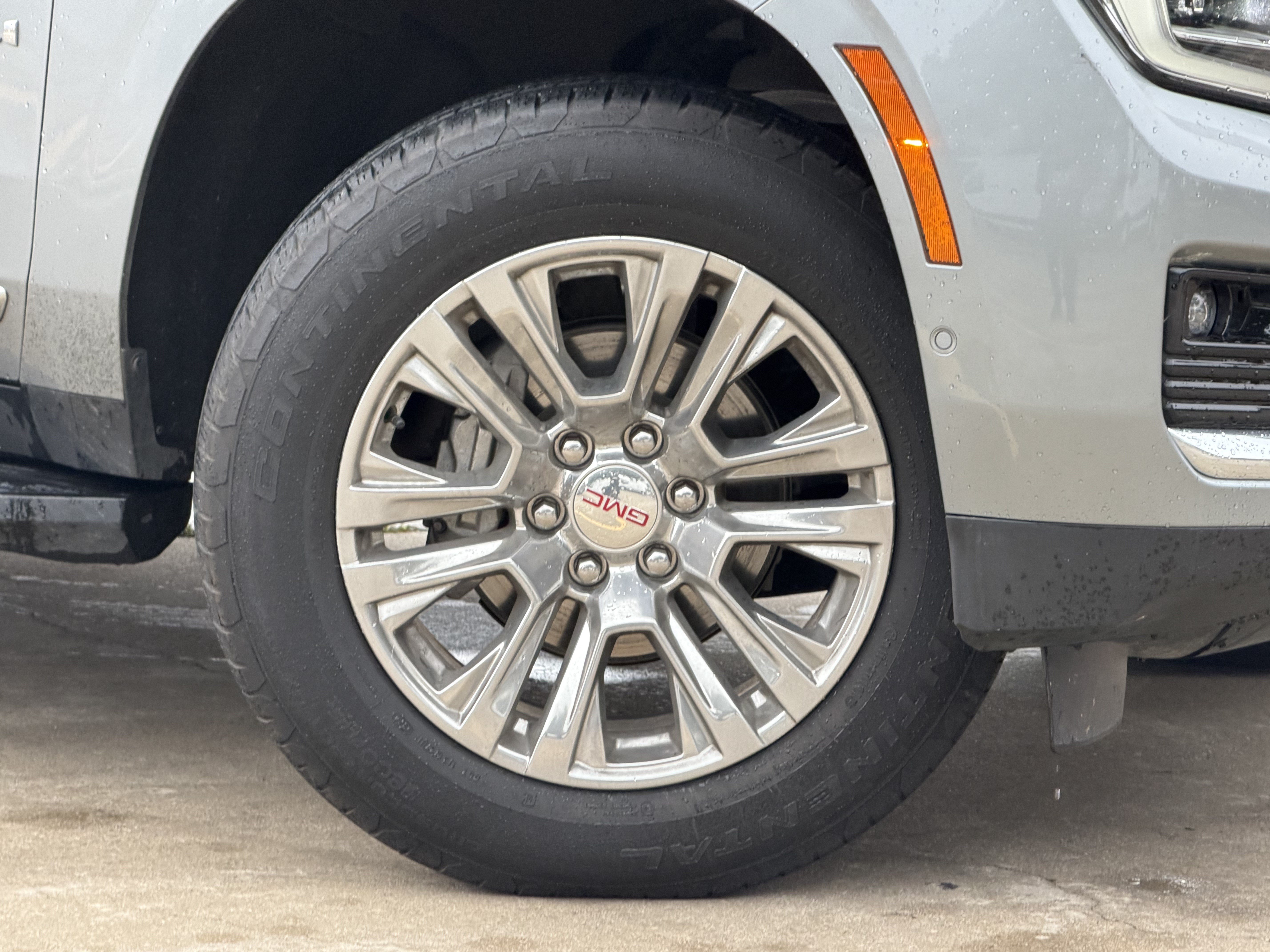 Used 2025 GMC Yukon Denali AWD/4WD image 3