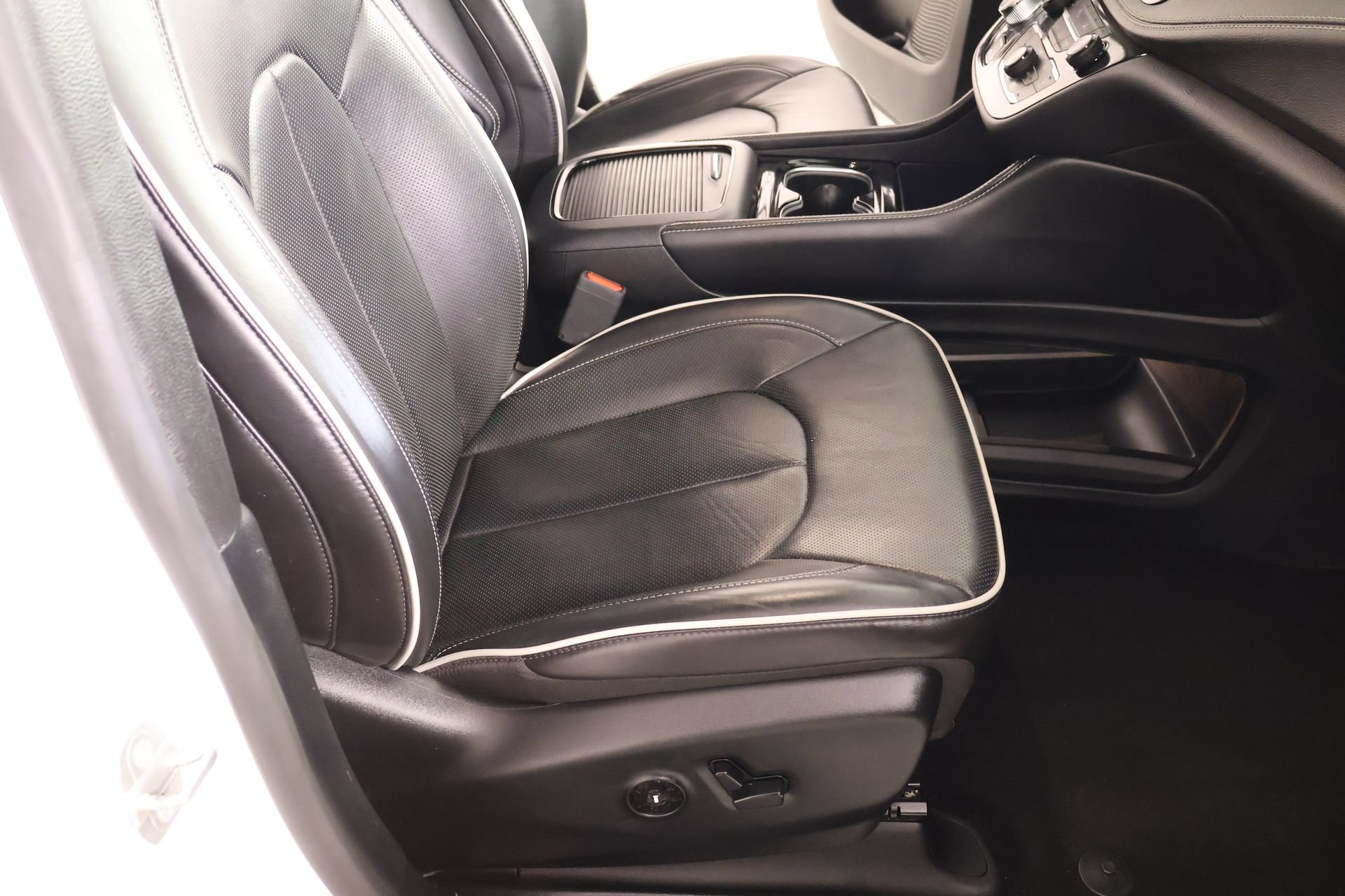 Used 2025 Chrysler Pacifica Limited FWD image 16
