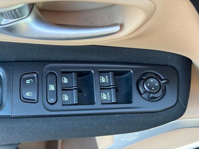 Used 2019 Jeep Renegade Latitude w/ Cold Weather Group image 16