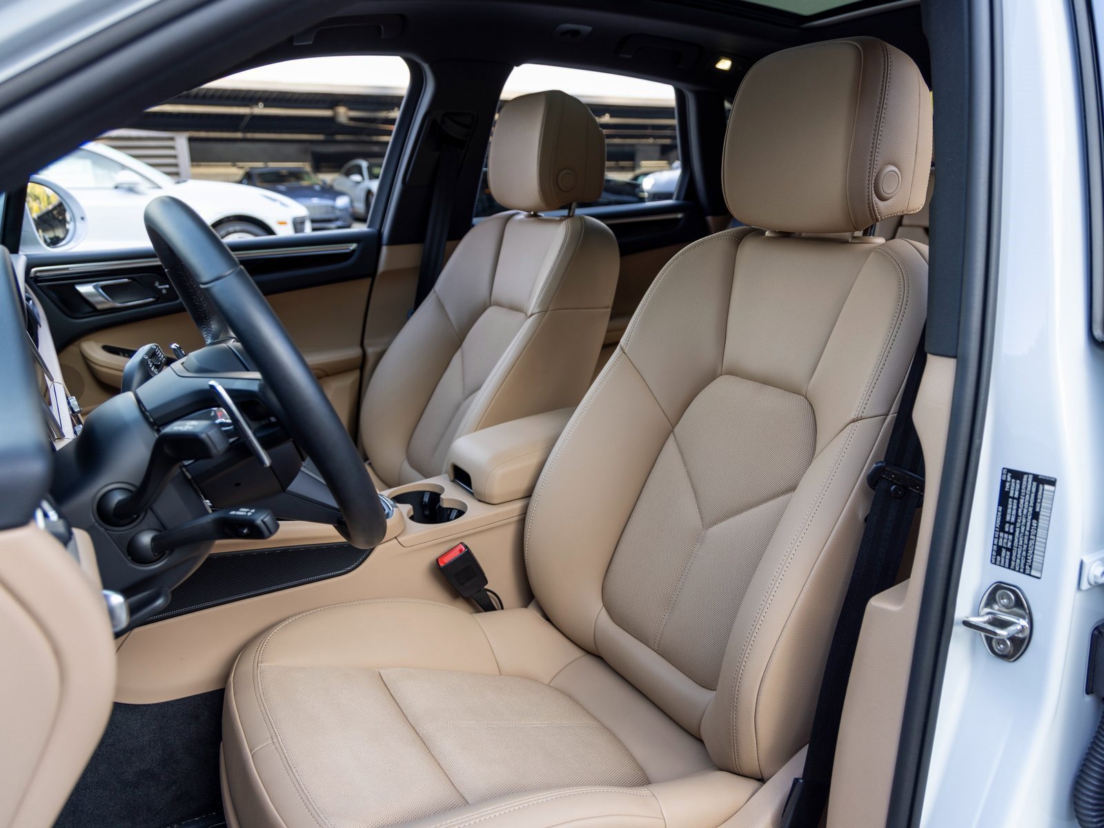 Certified 2025 Porsche Macan image 5