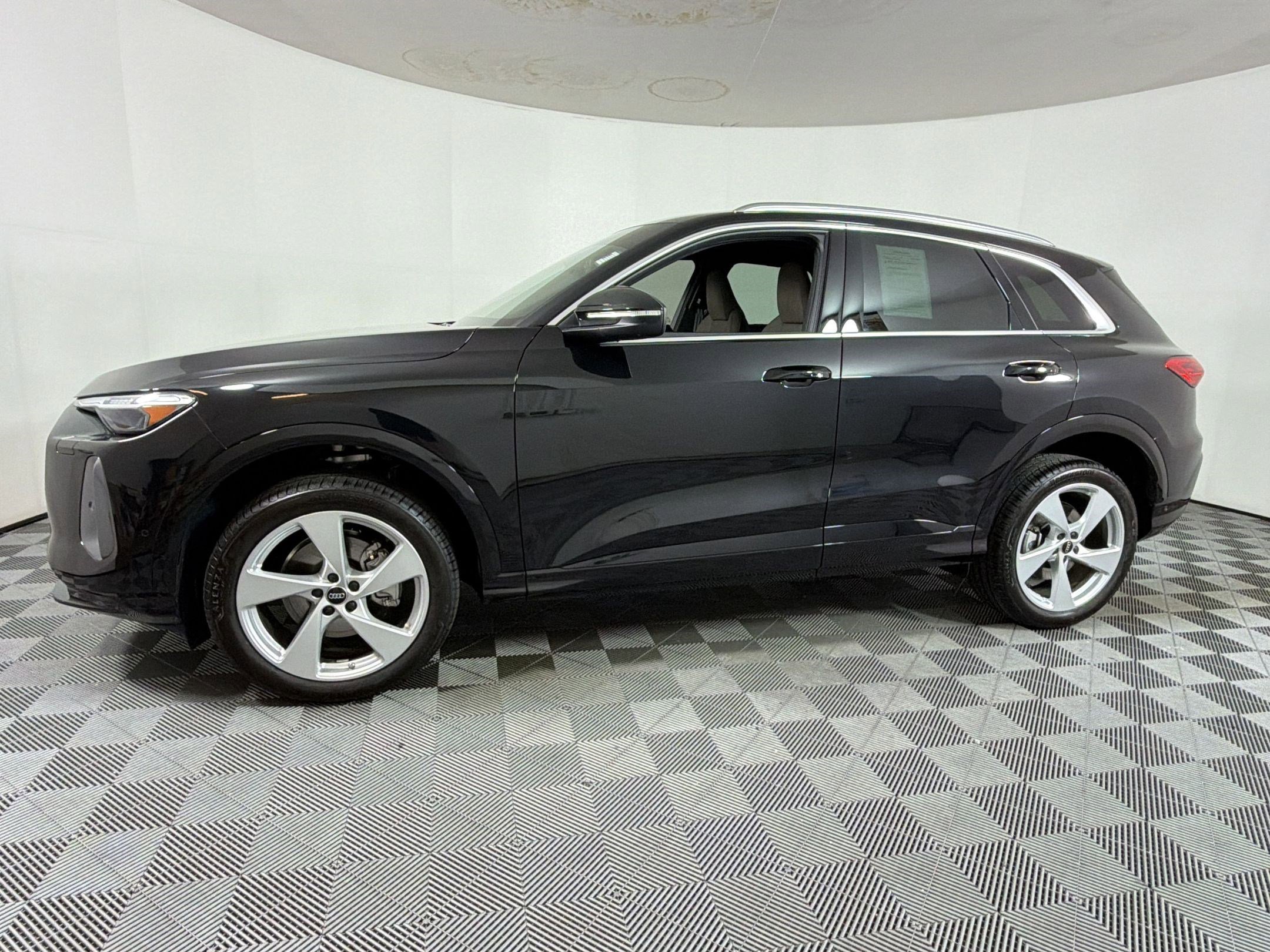 Certified 2025 Audi Q5 Premium Plus image 2