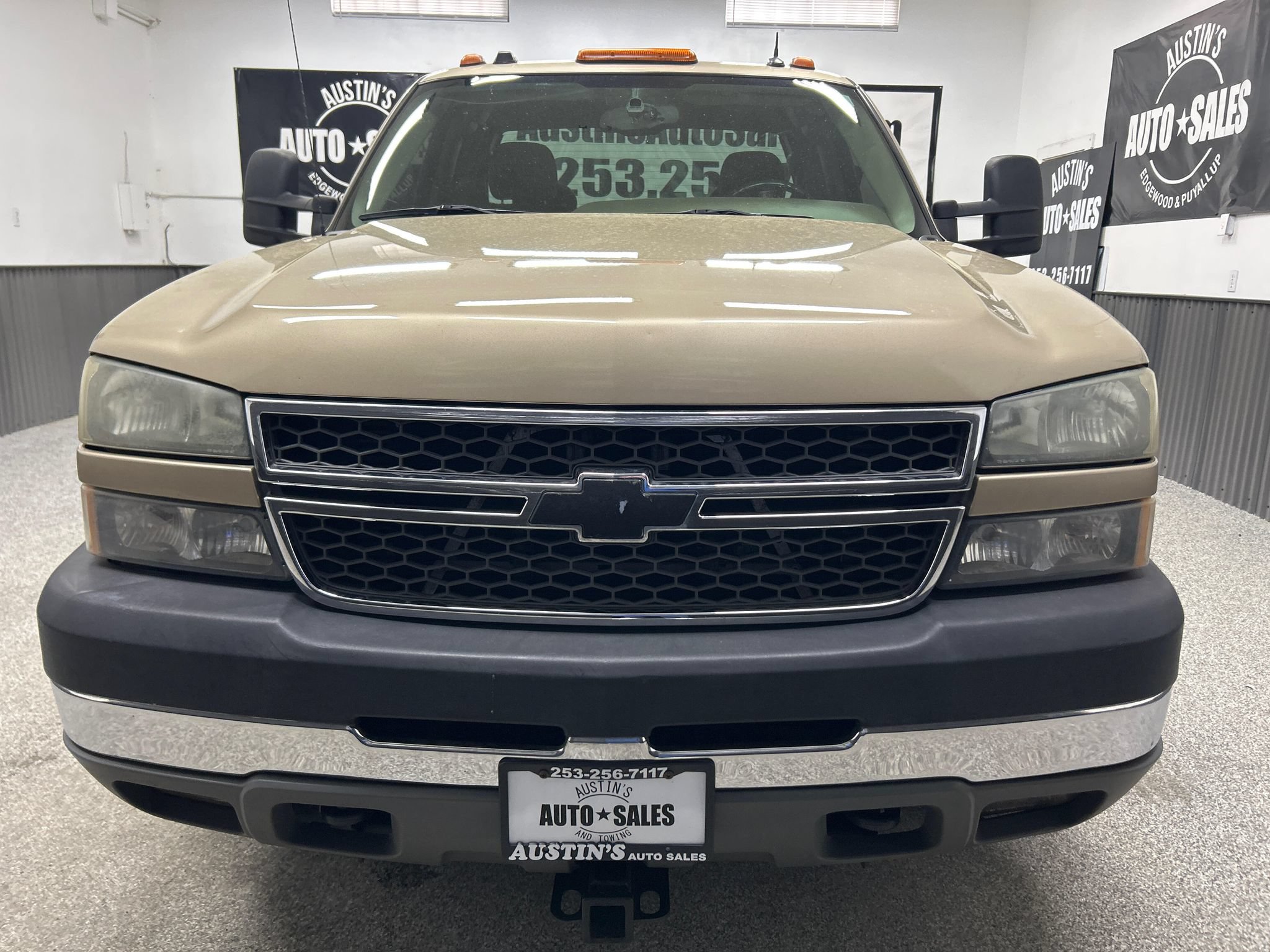Used 2005 Chevrolet Silverado 3500 LS w/ Heavy-Duty Power Package AWD/4WD image 2
