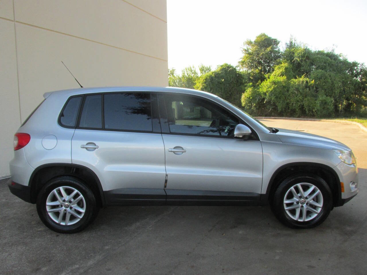 Used 2011 Volkswagen Tiguan S image 8