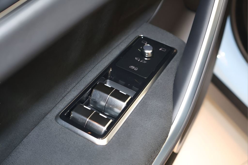 New 2026 Jaguar F-PACE SVR image 8