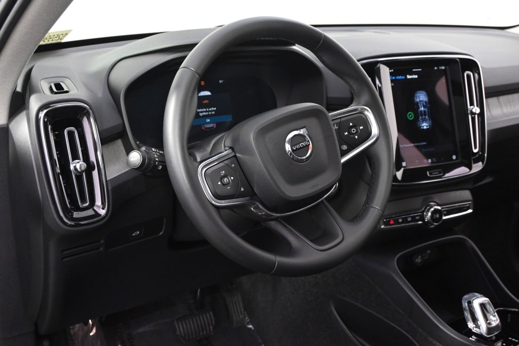 Used 2025 Volvo XC40 B5 Plus image 11