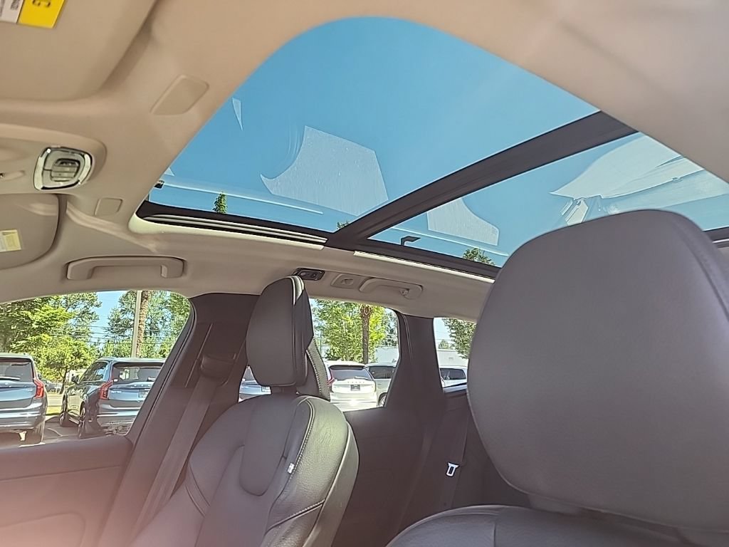Used 2021 Volvo XC60 T5 Momentum w/ Protection Package AWD/4WD image 21