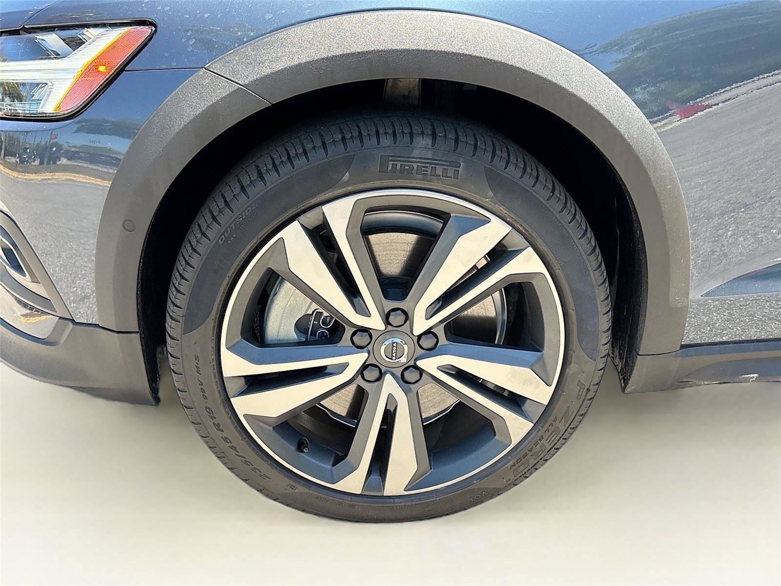 Used 2025 Volvo V60 B5 Cross Country Plus AWD/4WD image 34