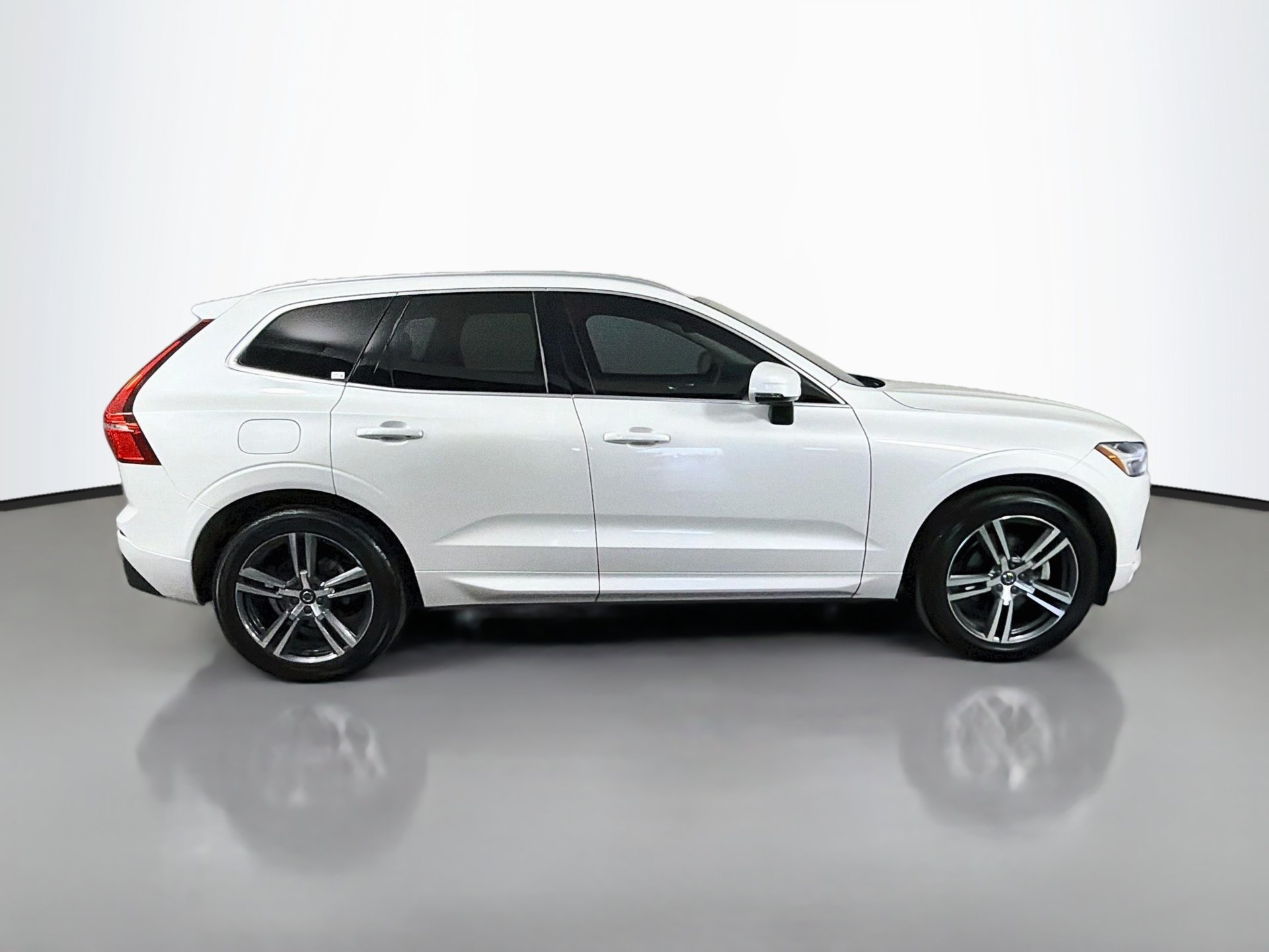 Used 2021 Volvo XC60 T5 Momentum w/ Premium Package FWD image 5