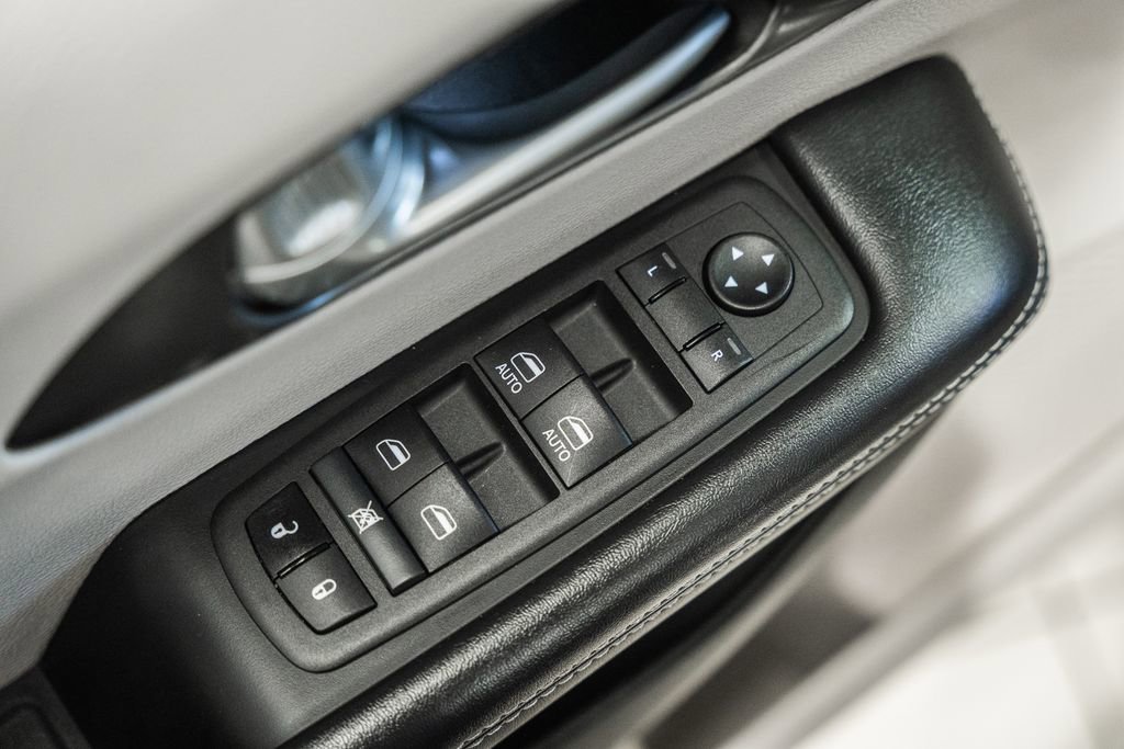 Used 2024 Chrysler Pacifica Touring-L image 44