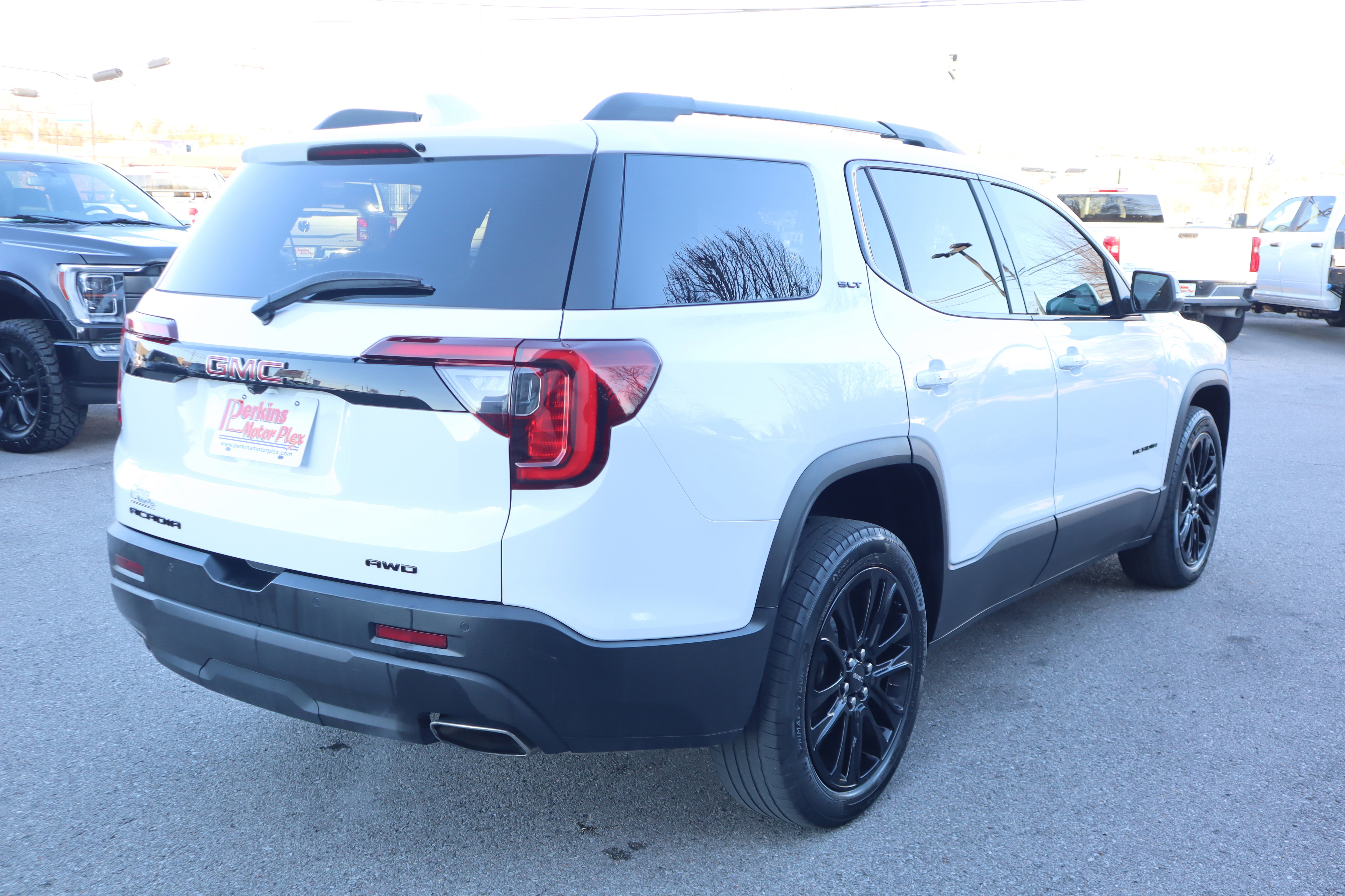 Used 2023 GMC Acadia SLT w/ Elevation Edition image 7