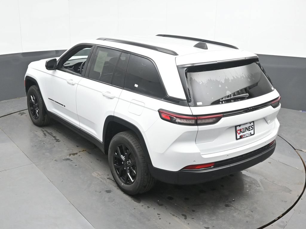 Used 2025 Jeep Grand Cherokee Altitude AWD/4WD image 36