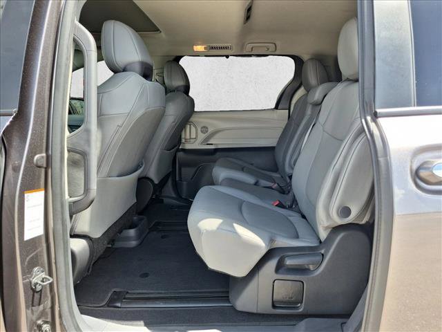 Used 2024 Toyota Sienna XLE FWD image 17