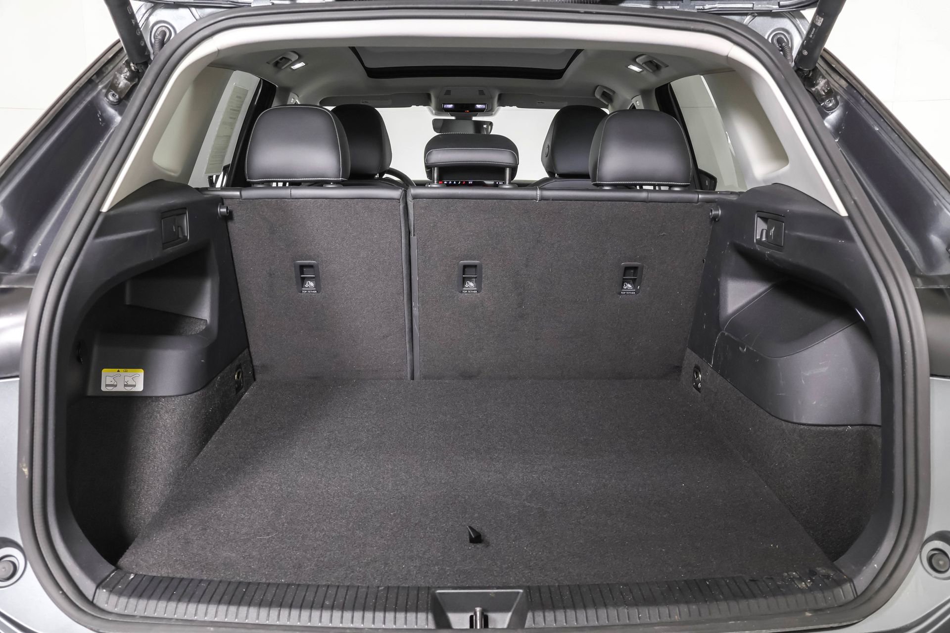 Used 2025 Volkswagen Tiguan SE w/ Panoramic Sunroof Package image 40