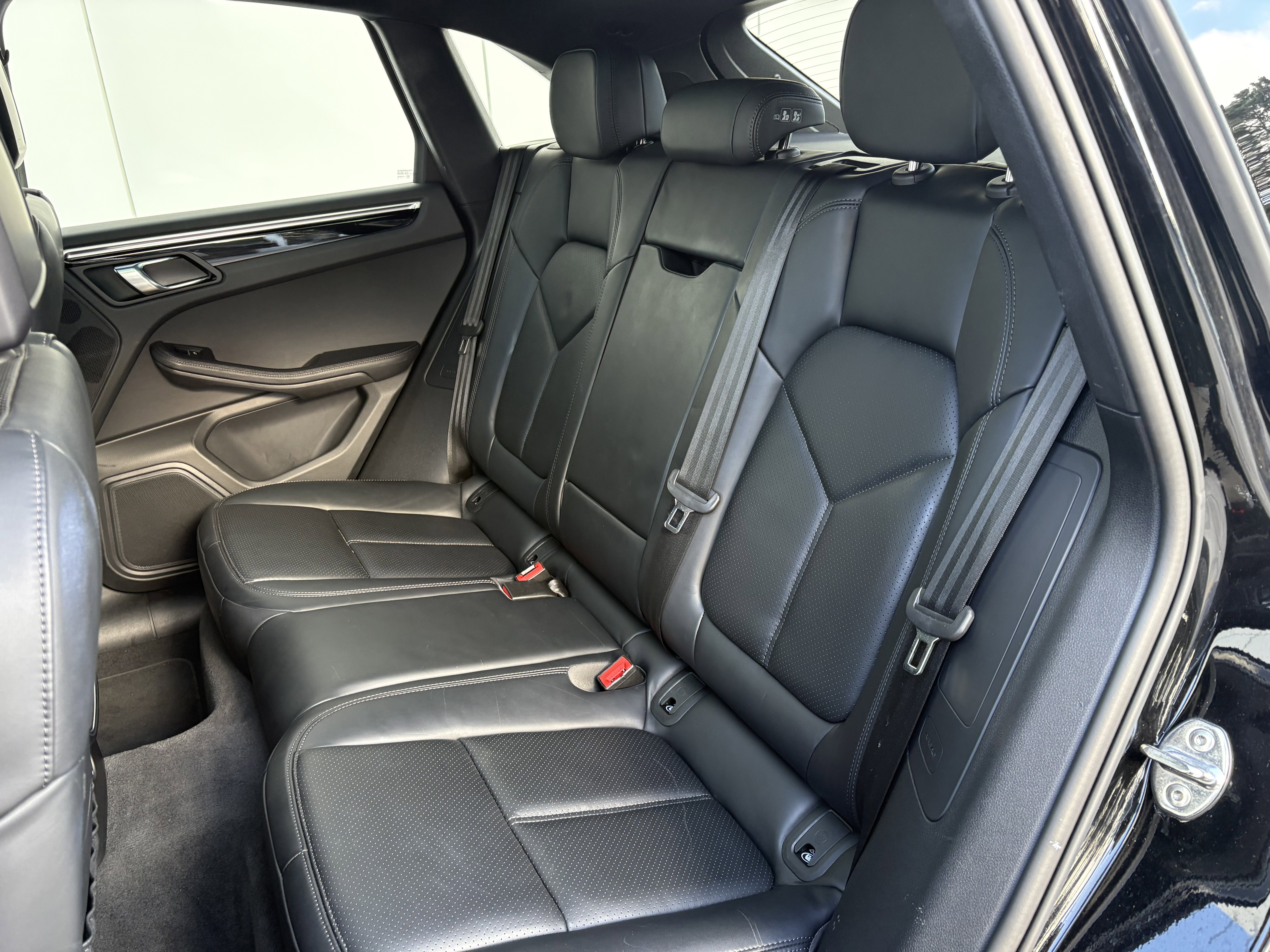 Used 2024 Porsche Macan image 12