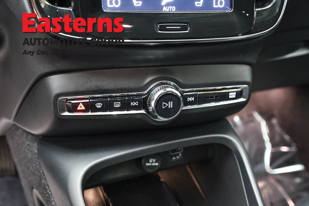 Used 2022 Volvo XC40 T4 Momentum FWD image 19