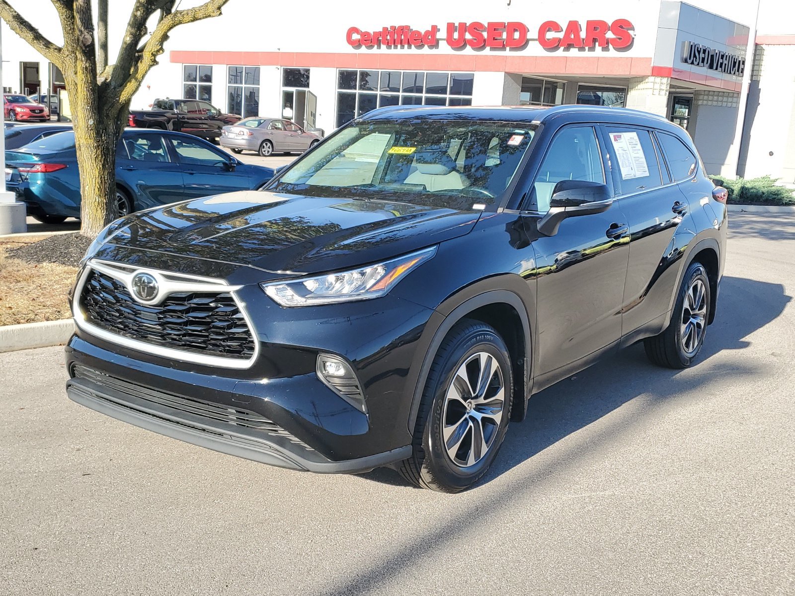 Used 2020 Toyota Highlander XLE AWD/4WD image 2