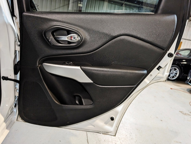 Used 2017 Jeep Cherokee Overland w/ Technology Group image 29