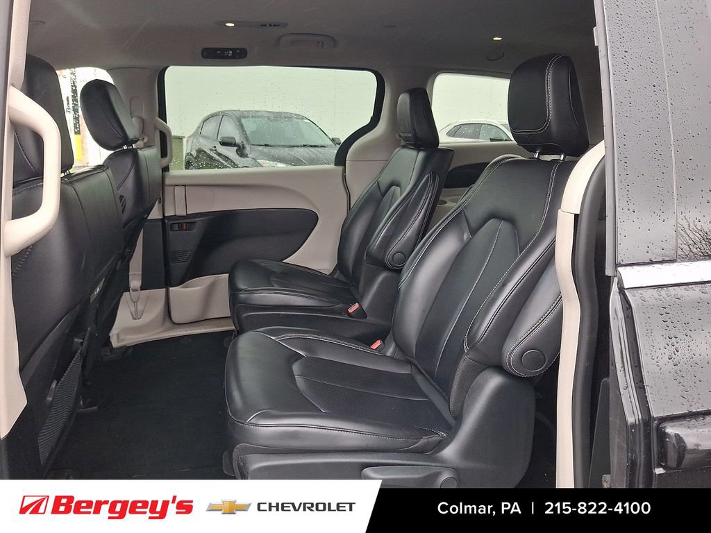 Used 2023 Chrysler Pacifica Touring-L image 12
