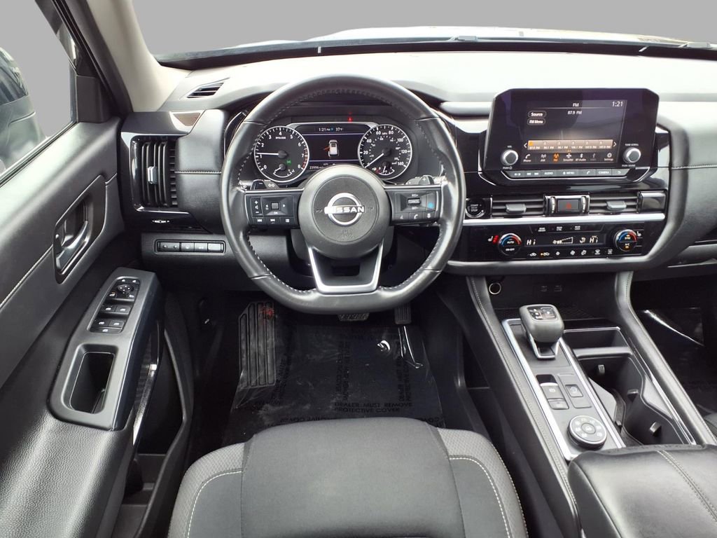 Used 2025 Nissan Pathfinder SV image 4