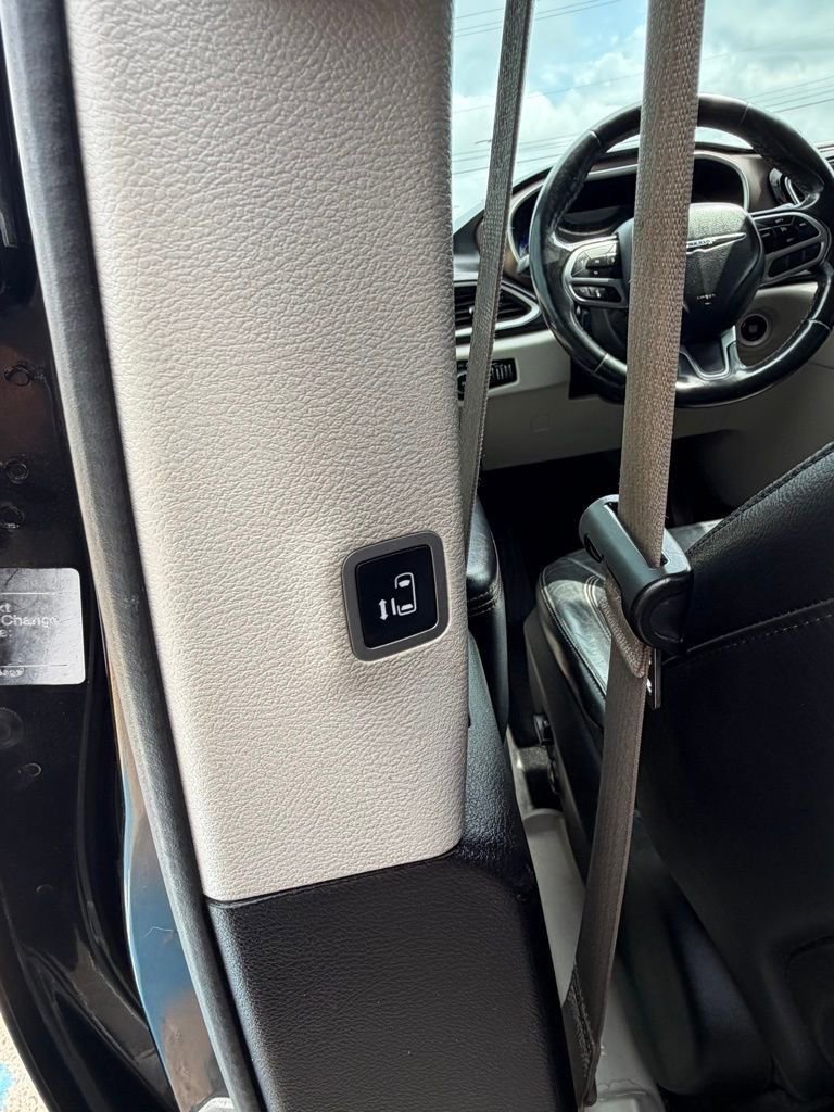 Used 2019 Chrysler Pacifica Touring-L image 15