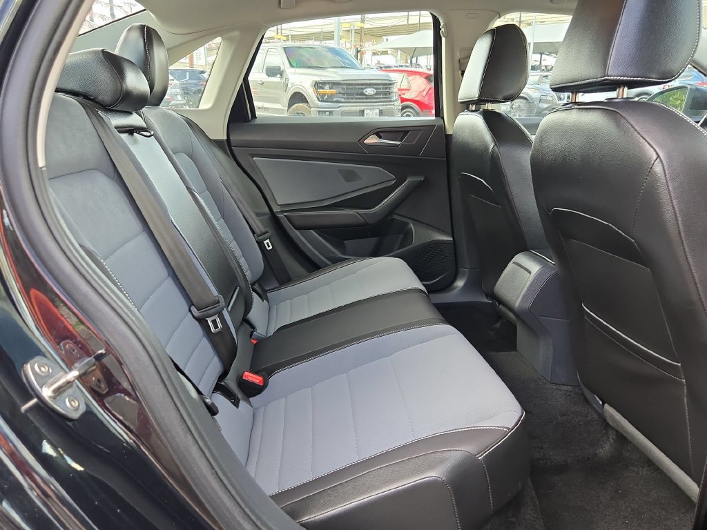Used 2026 Volkswagen Jetta SE FWD image 31