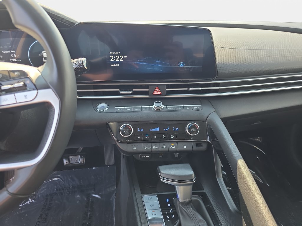 Used 2024 Hyundai Elantra Limited FWD image 17