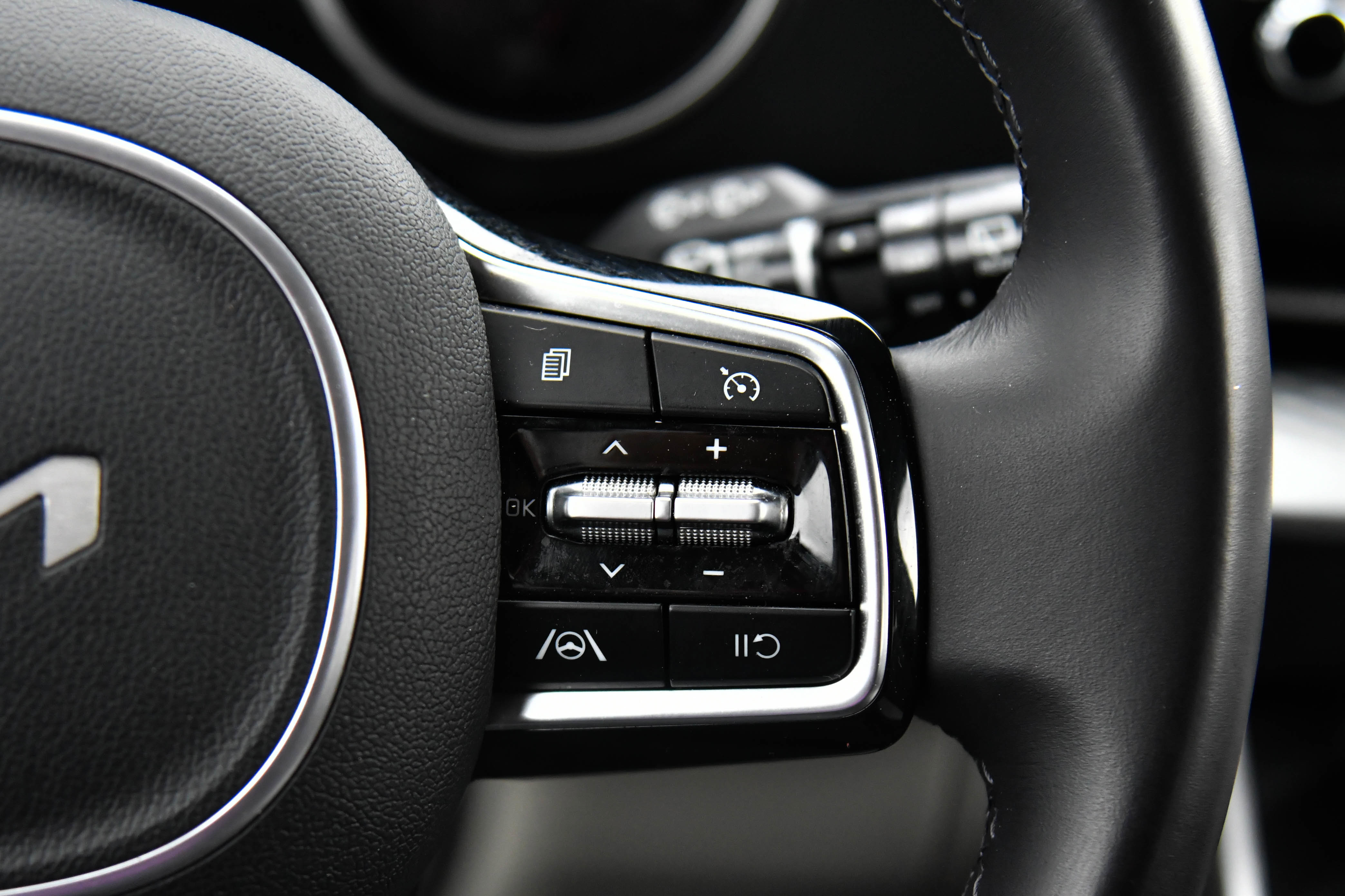 Used 2024 Kia Carnival LX image 29