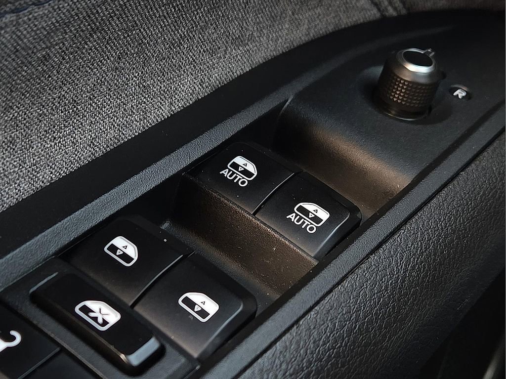 Used 2025 Jeep Compass Sport image 17