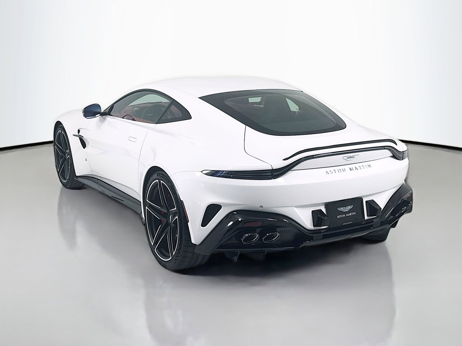 Used 2026 Aston Martin V8 Vantage S RWD image 5