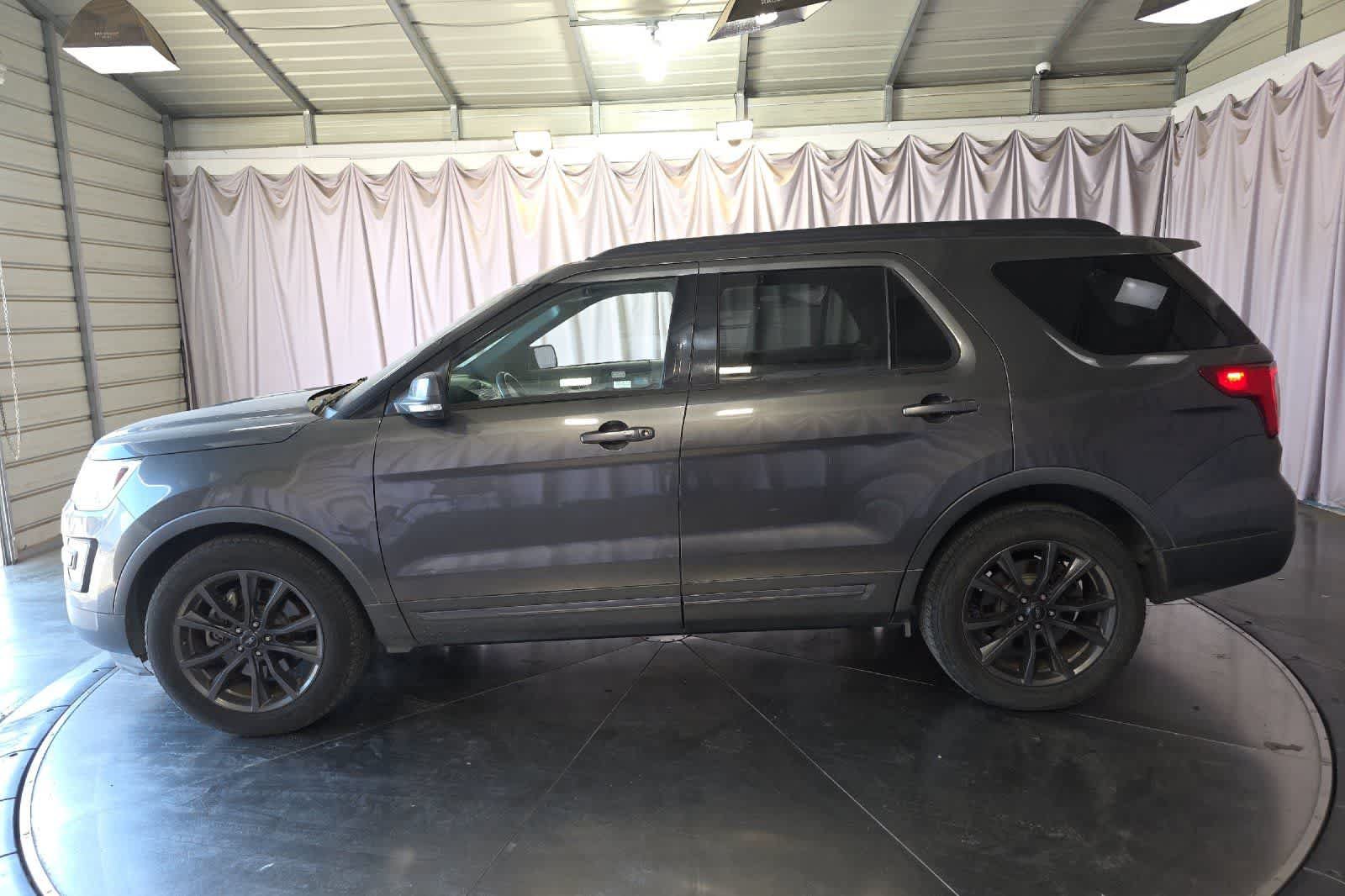 Used 2017 Ford Explorer XLT w/ Equipment Group 202A AWD/4WD image 6