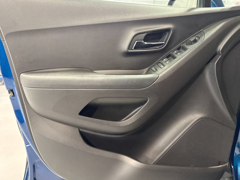 Used 2020 Chevrolet Trax LT FWD image 25