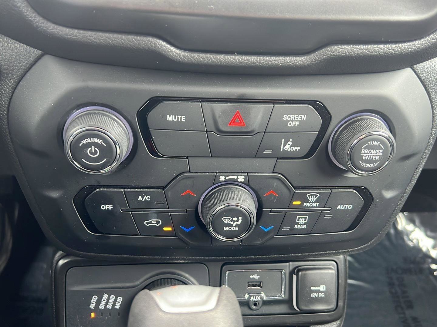 Used 2022 Jeep Renegade Latitude AWD/4WD image 29