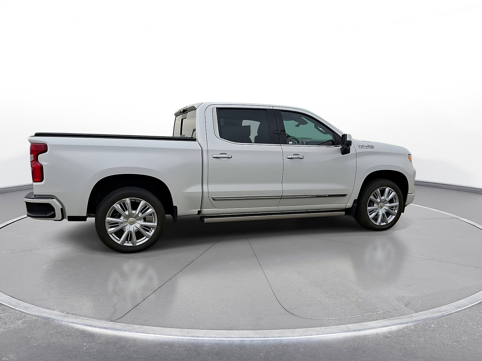 Used 2022 Chevrolet Silverado 1500 High Country w/ High Country Premium Package AWD/4WD image 9