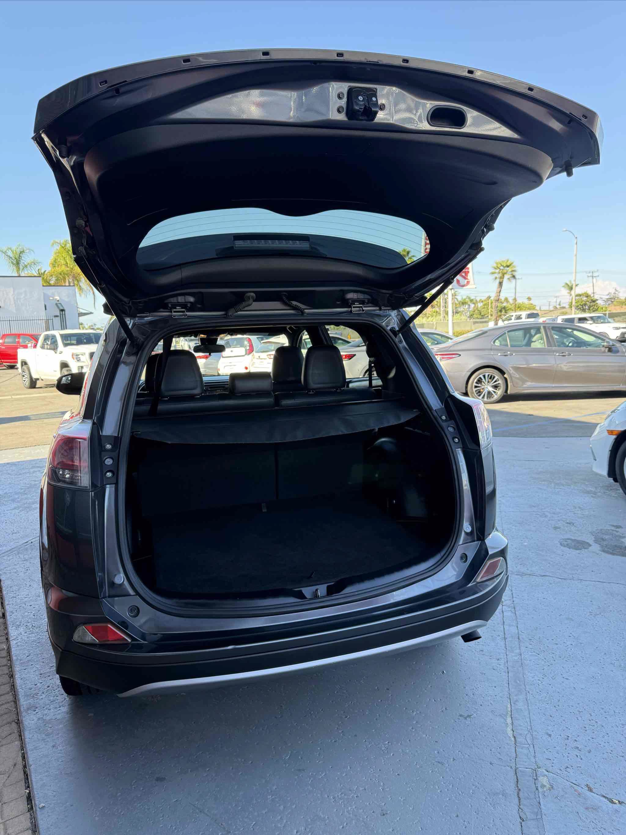 Used 2018 Toyota RAV4 SE w/ All Weather Liner Package FWD image 82