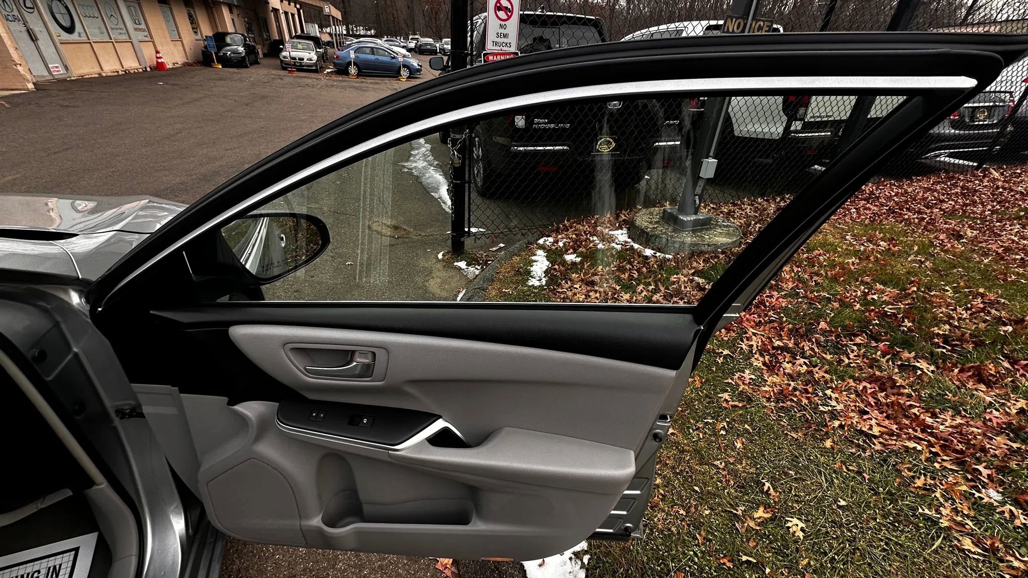 Used 2015 Toyota Camry LE image 29