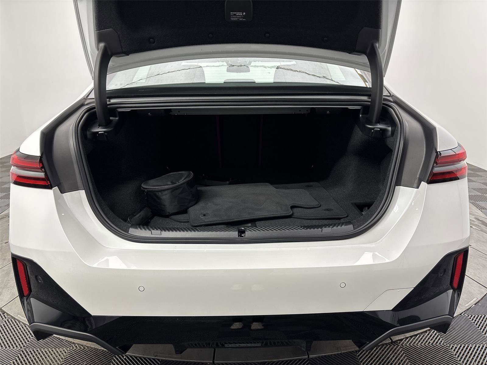 Used 2026 BMW i5 eDrive40 w/ M Sport Package RWD image 21