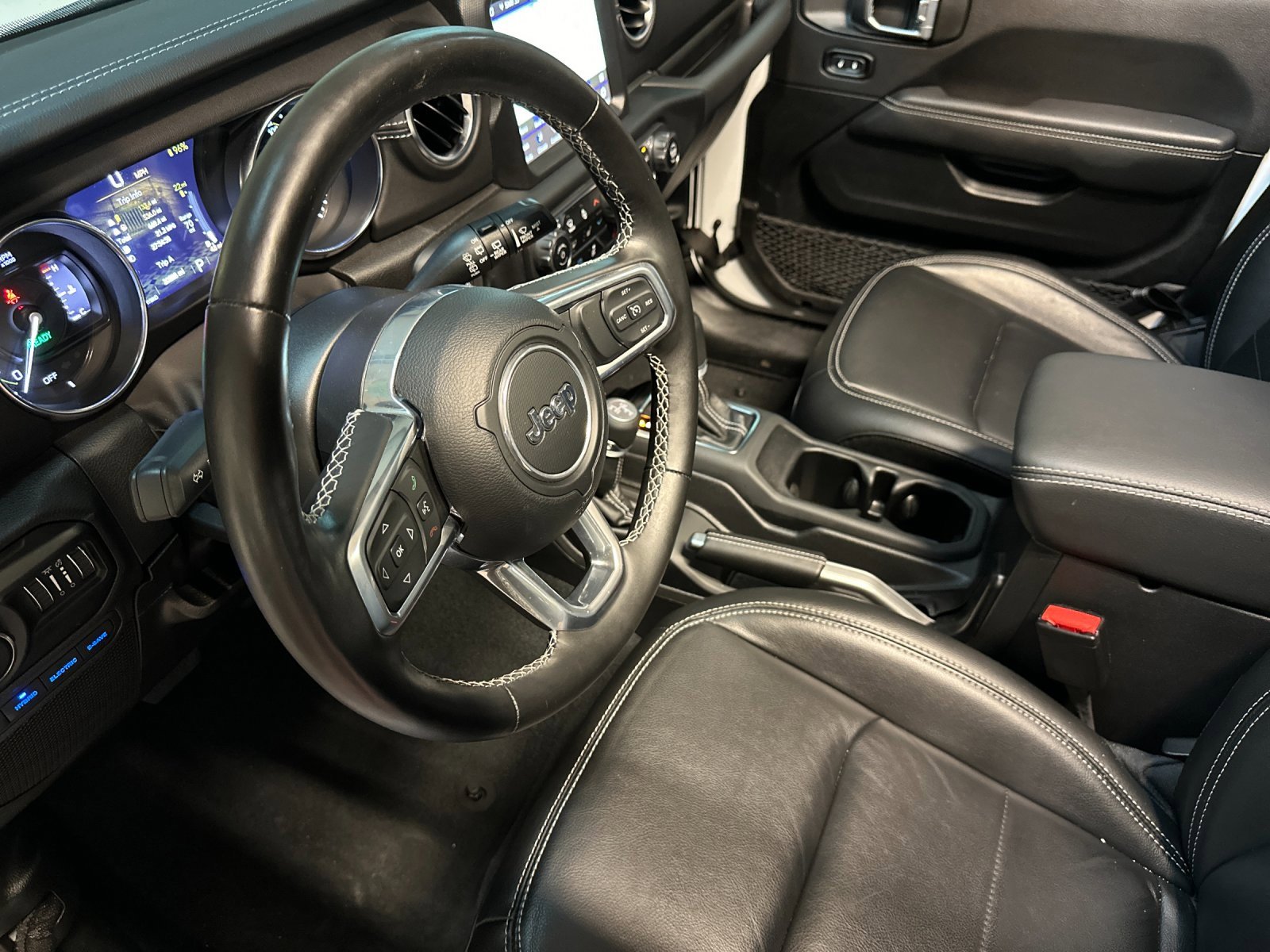 Used 2022 Jeep Wrangler Unlimited Sahara w/ Cold Weather Group image 9