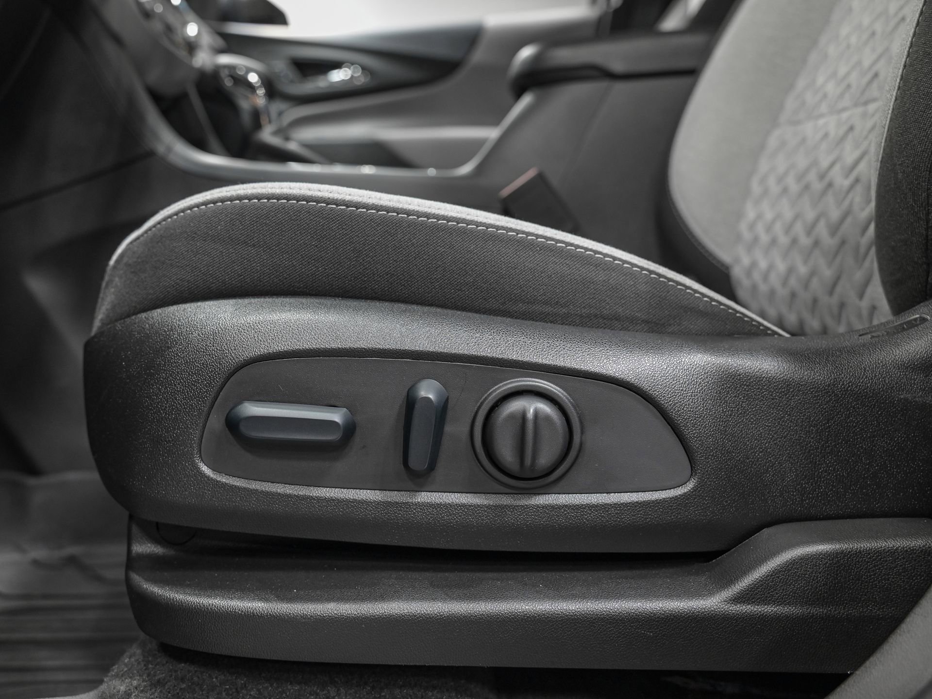 Used 2024 Chevrolet Equinox LS w/ LS Convenience Package image 14