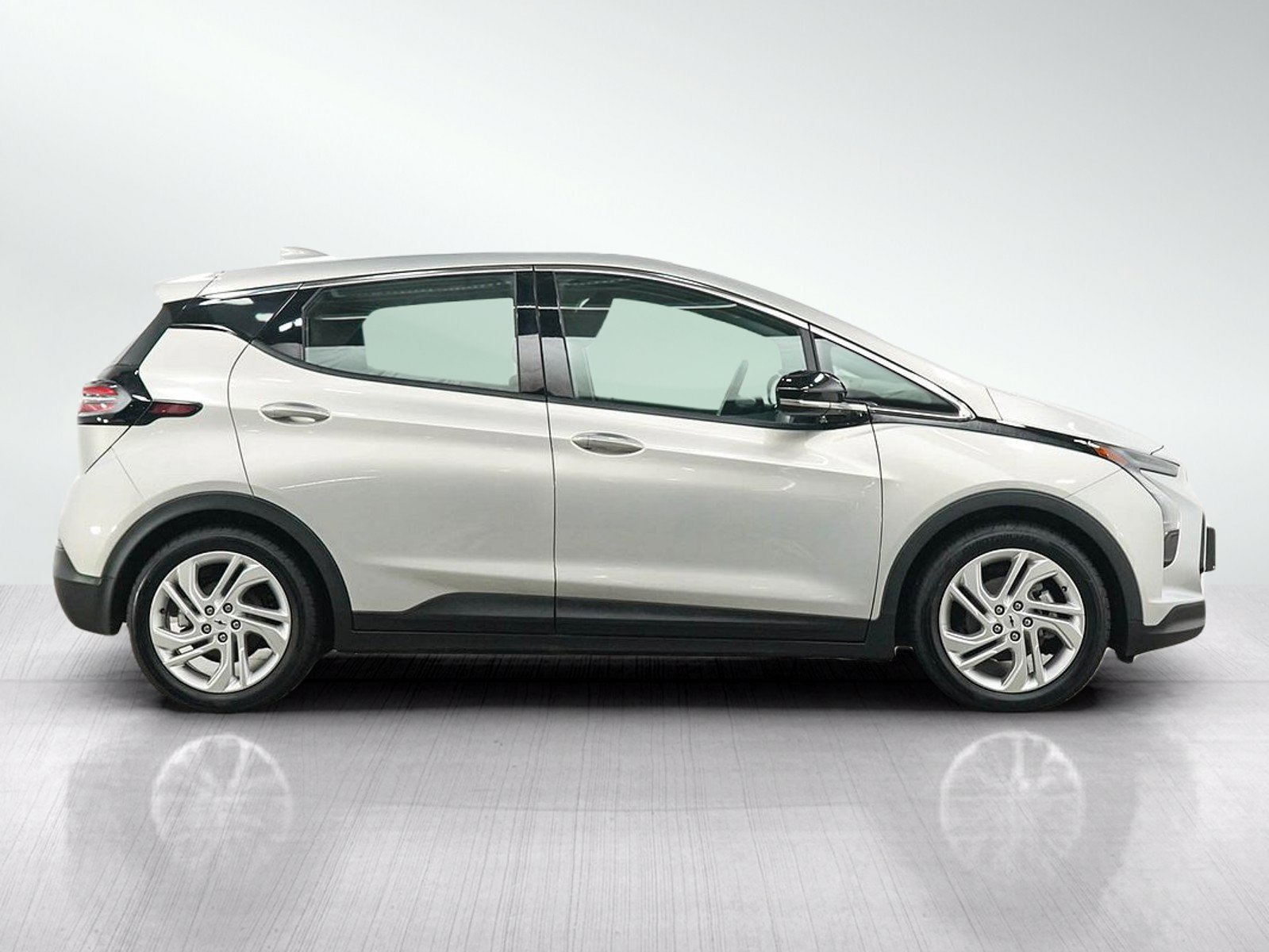 Used 2023 Chevrolet Bolt LT w/ Driver Confidence Package FWD image 7