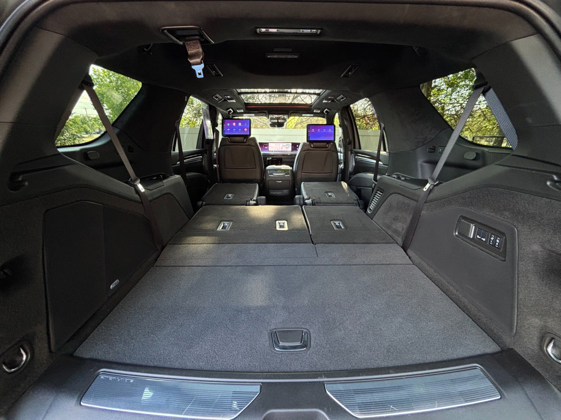 Used 2025 Cadillac Escalade Sport Platinum w/ LPO, ONYX Package AWD/4WD image 33