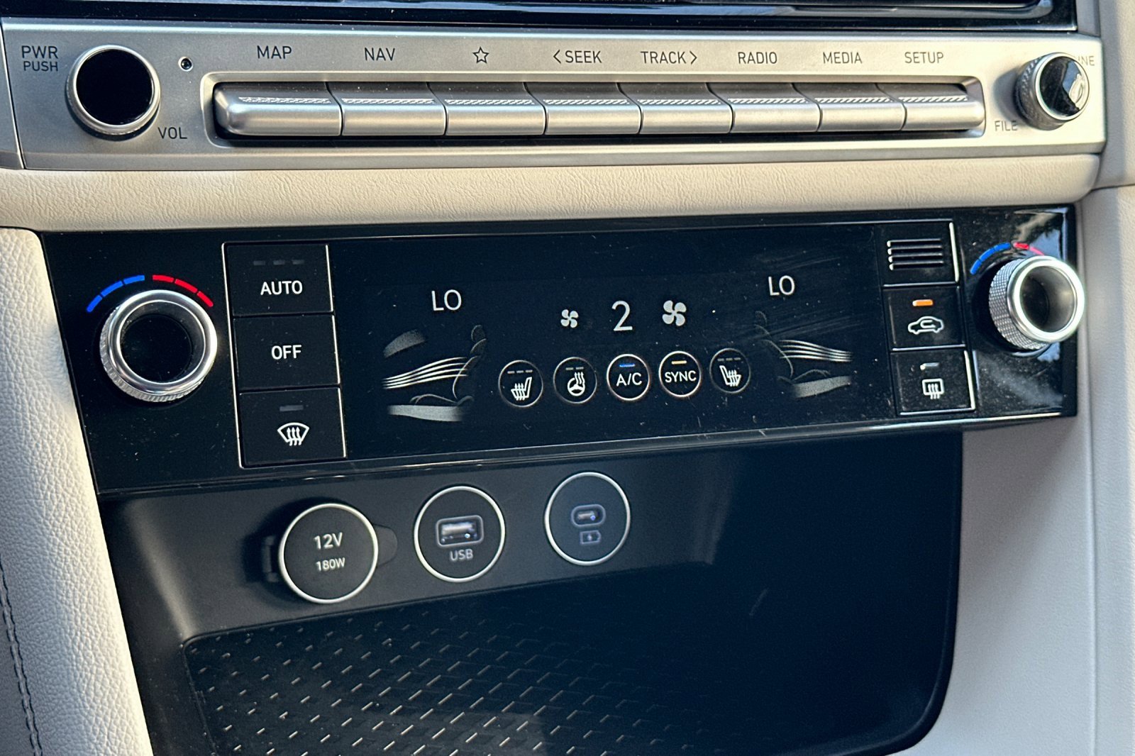 Used 2025 Genesis G70 2.5T image 21