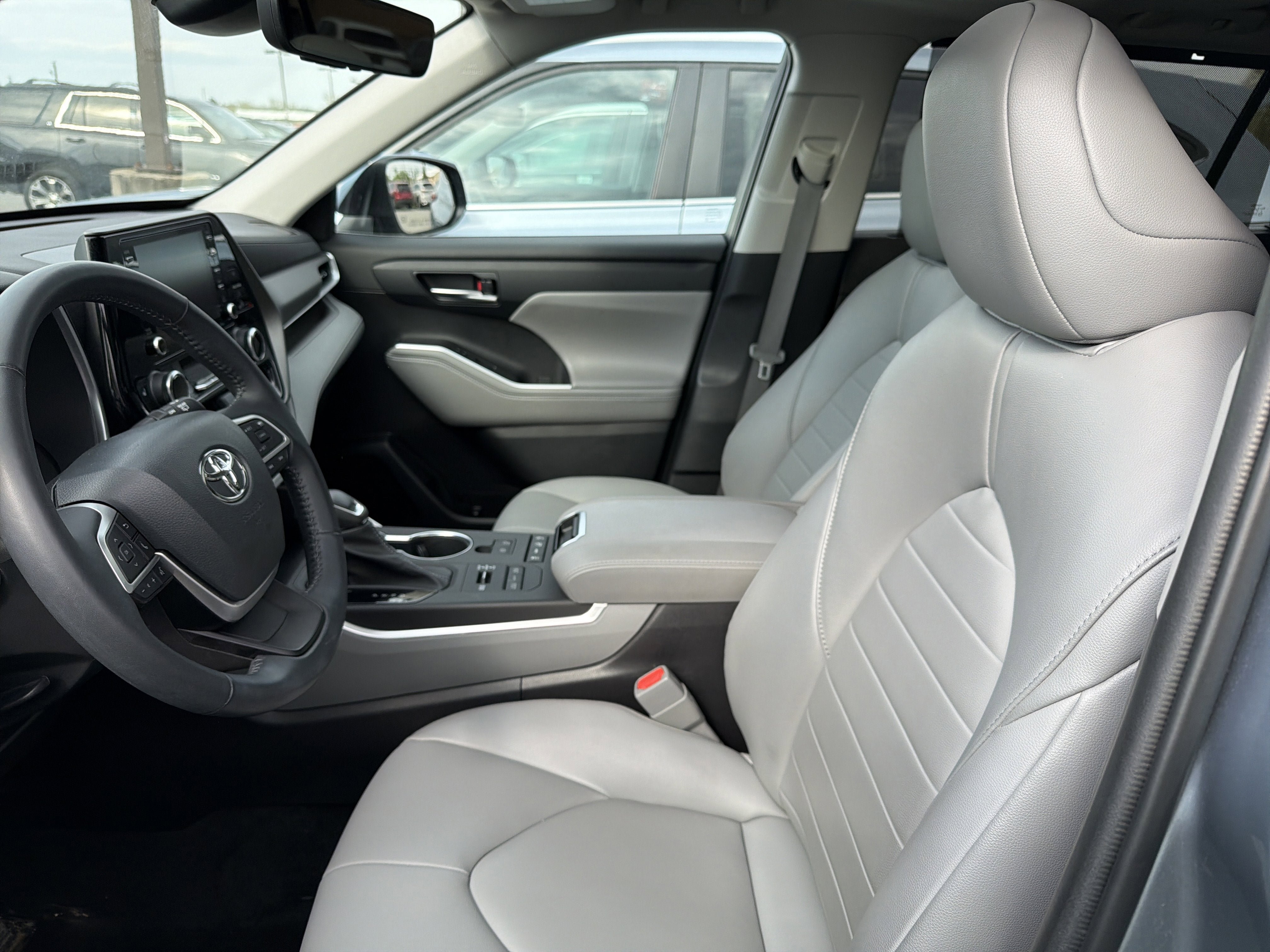 Used 2022 Toyota Highlander XLE AWD/4WD image 9