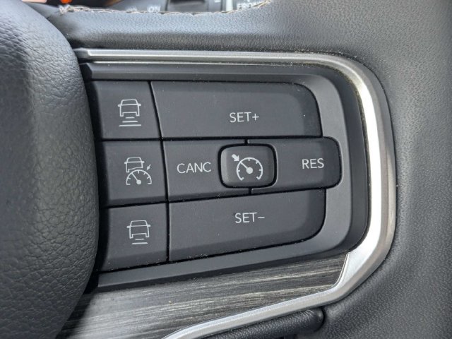Used 2024 Jeep Wagoneer L Series II RWD image 28