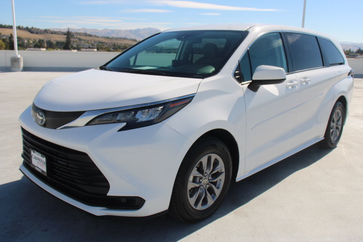 Certified 2024 Toyota Sienna LE AWD/4WD image 6