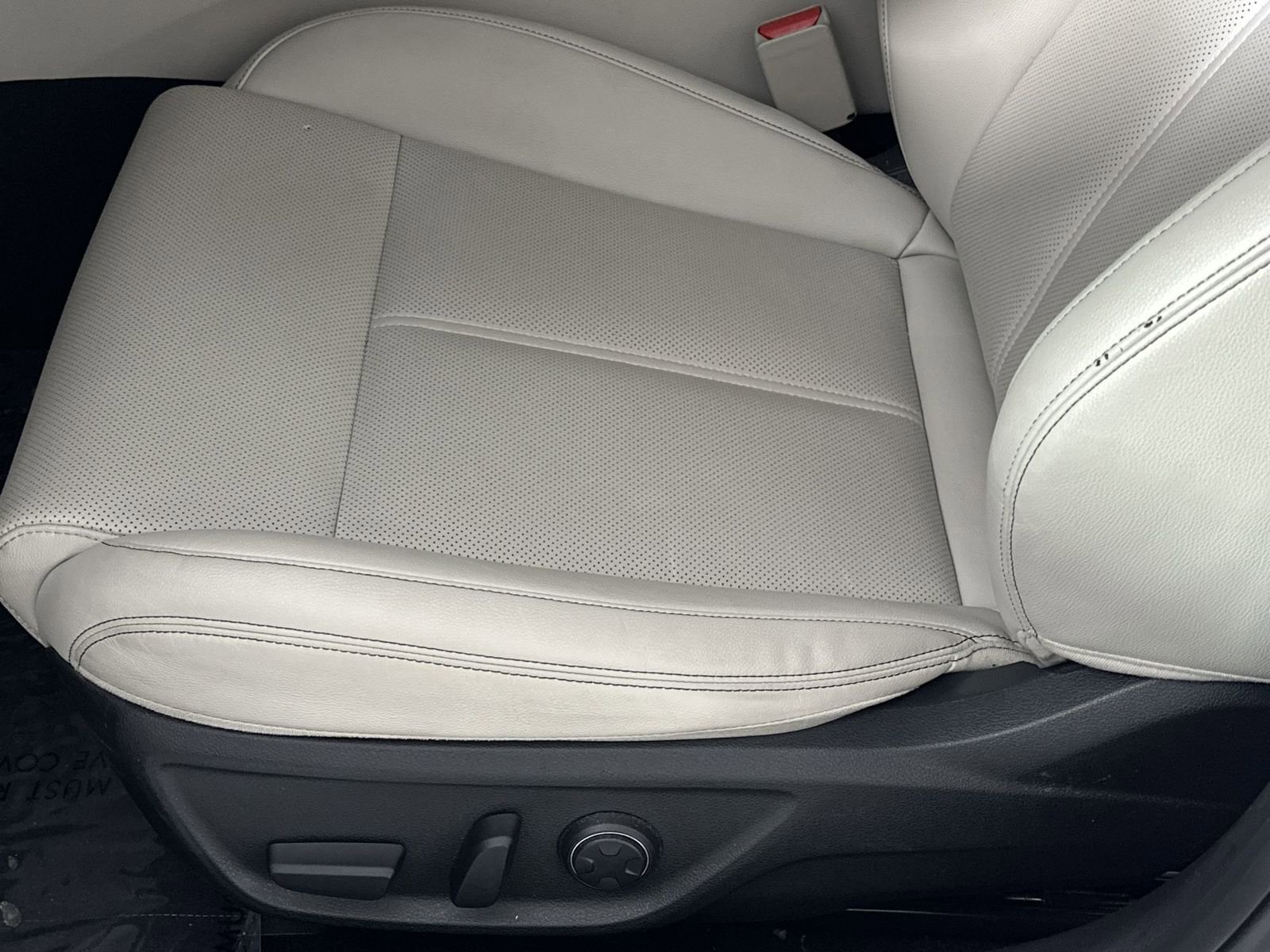 Used 2025 Genesis G70 2.5T RWD image 12